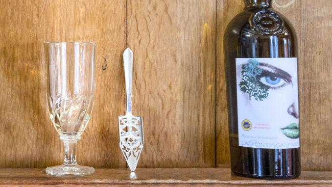 Absinth – das Glas, der Löffel, die Spirituose. Nur das Wasser und der Zuckerwürfel fehlen noch. Foto: Hilke Maunder