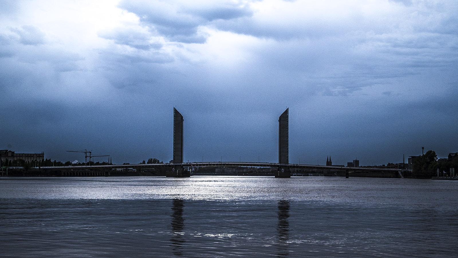Ein Sturm kündigt sich an und lässt die Brücke dramatisch wirken. Foto: Hilke Maunder