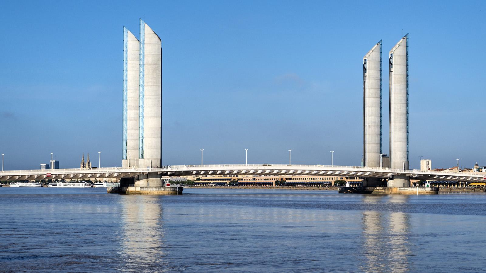 Der <em>Pont Jacques Chaban-Delmas</em> erinnert mit den ersten Nachkriegsbürgermeister von Bordeaux. Foto: Hilke Maunder