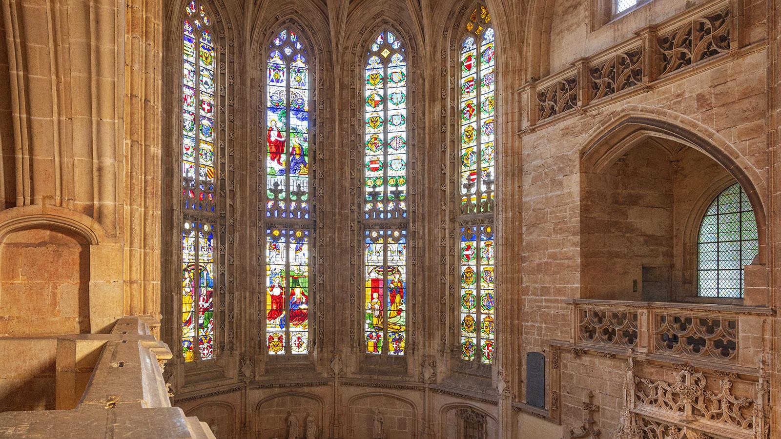 Von der Margaretenpassage lassen sich die Glasfenster im Chor am besten betrachten. Foto: Hilke Maunder