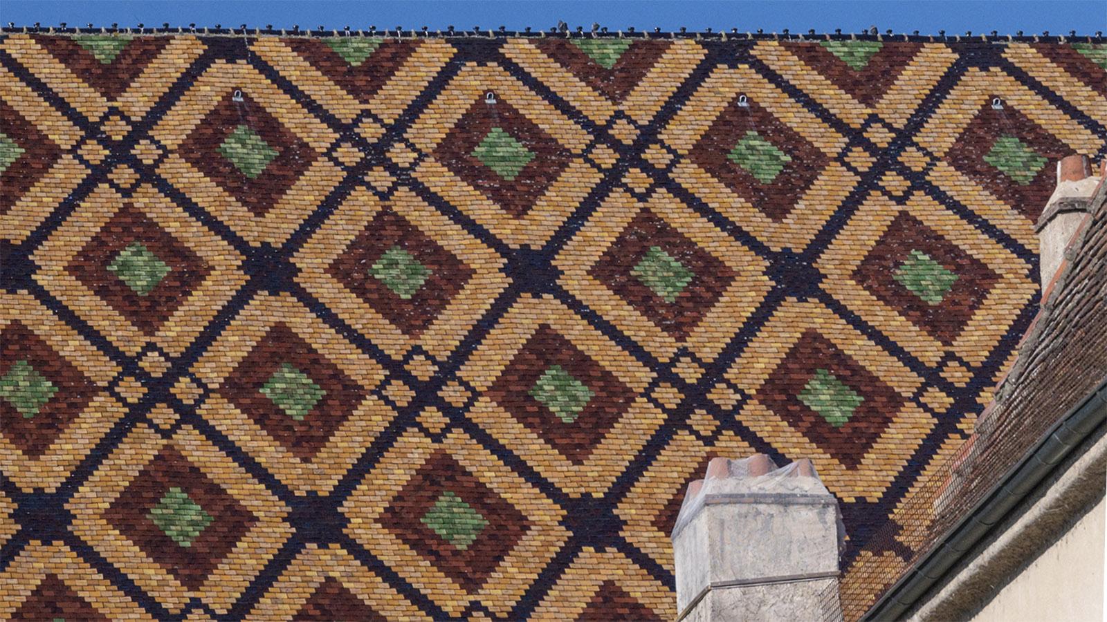 Das glasierte Dach von Kloster Brou im Detail. Foto: Hilke Maunder