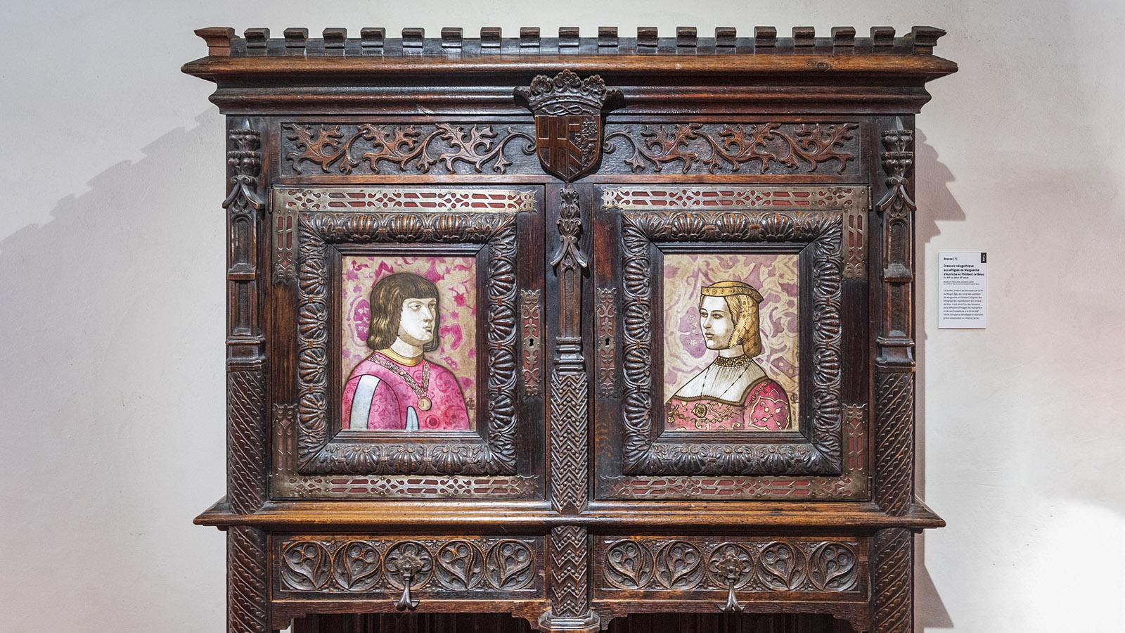 Ein kleiner Schrank mit den Portraits von Margarete und Philibert. Foto: Hilke Maunder
