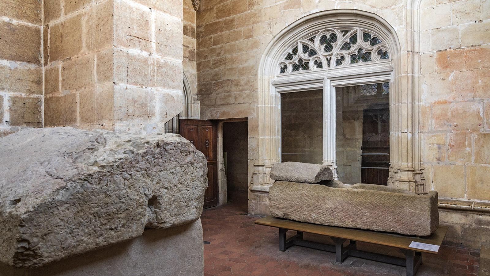 In einer Seitenkapelle sind auch diese sehr schlichten Gräber aus dem Mittelalter zu sehen. Foto: Hilke Maunder