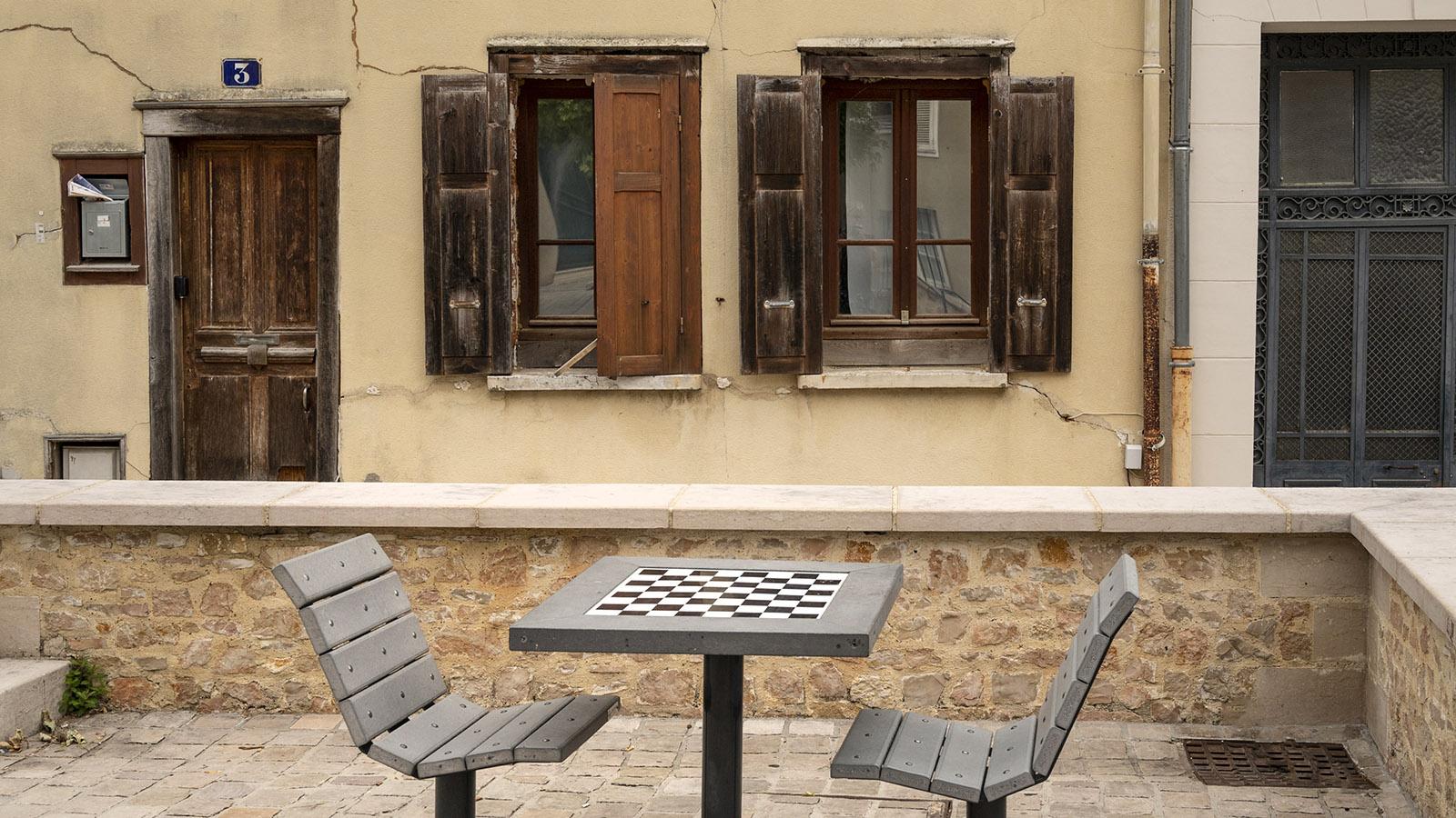 An der Place de la Poissonnerie von Chartres gibt es Tisch für Freiluftschach. Foto: Hilke Maunder