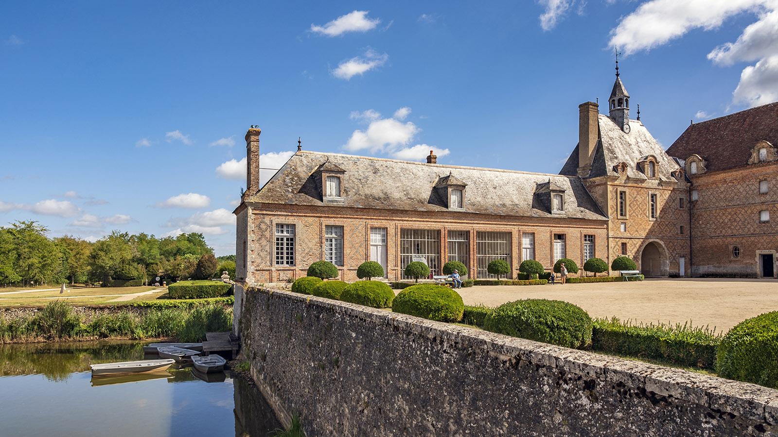 Der Ehrenhof zum Teich vom Château de la Bussière. Foto: Hilke Maunder