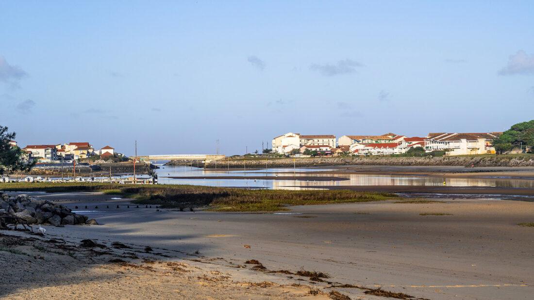 Mimizan-plage mit seinem courant und den Ortsteilen an beiden Ufern und am Atlantik. Foto: Hilke Maunder