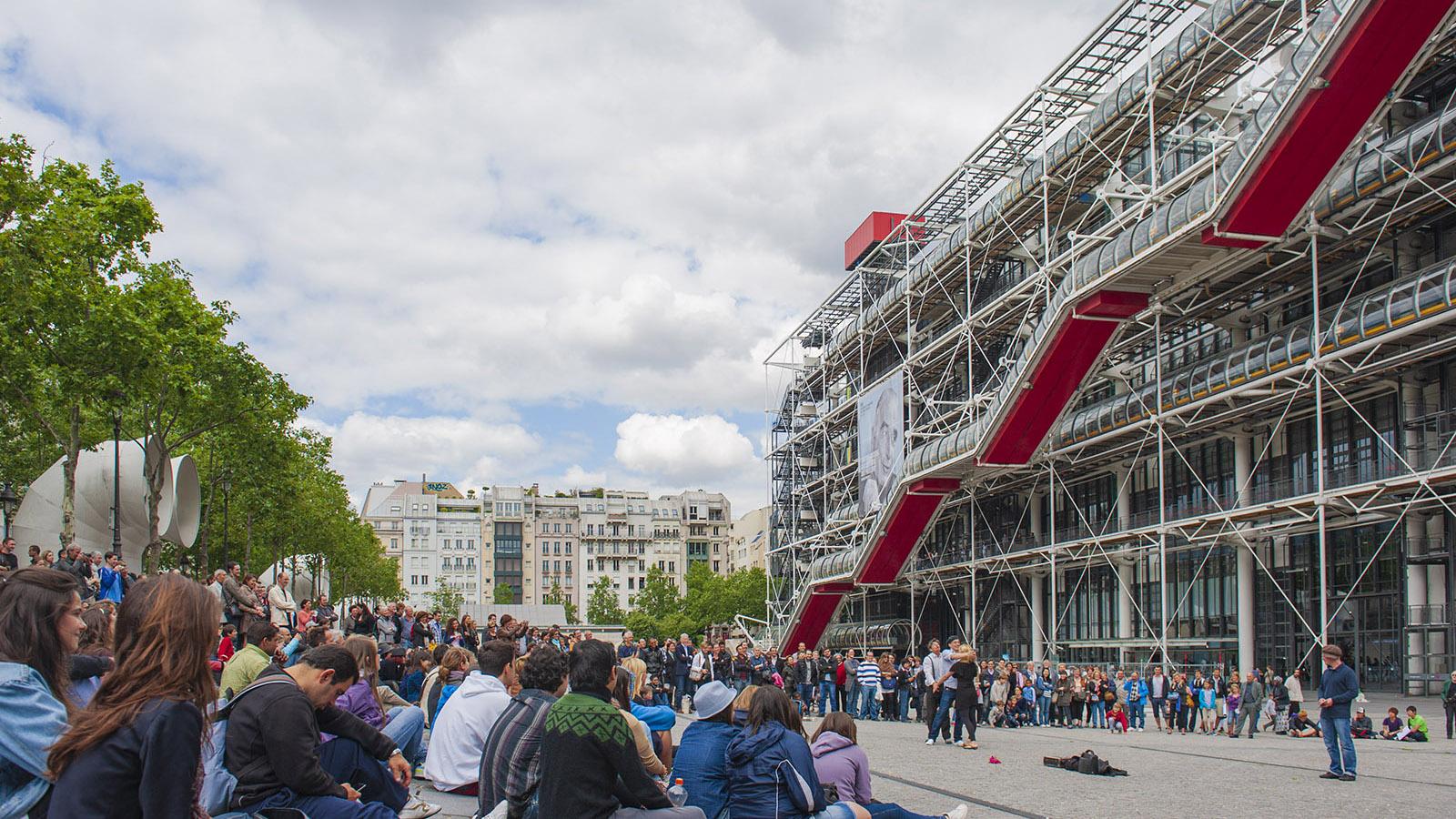 Das <em>Centre Pompidou</em>. Sein Vorplatz ist die Bühne der Straßenkünstler. Foto: Hilke Maunder