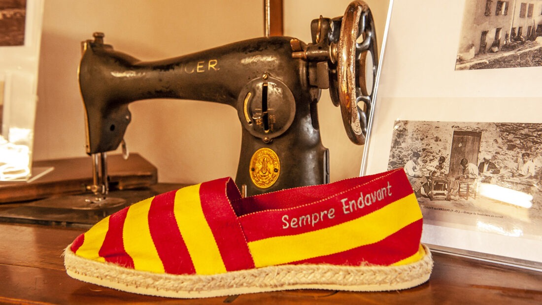 In den katalanischen Farben Rot und Gelb: die espadrilles im Ausstellungsbereich von Créations Catalanes. Foto: Hilke Maunder