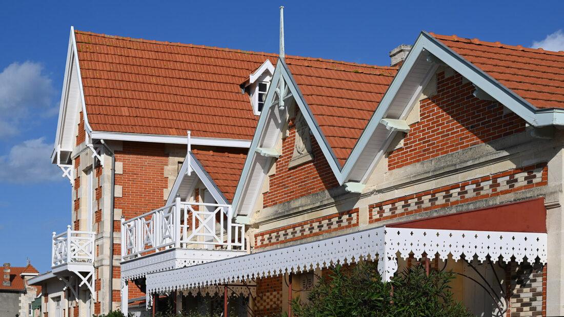 Roter Backstein, helles Weiß: schmucke Bäder-Nostalgie in Soulac-sur-Mer. Foto: Hilke Maunder