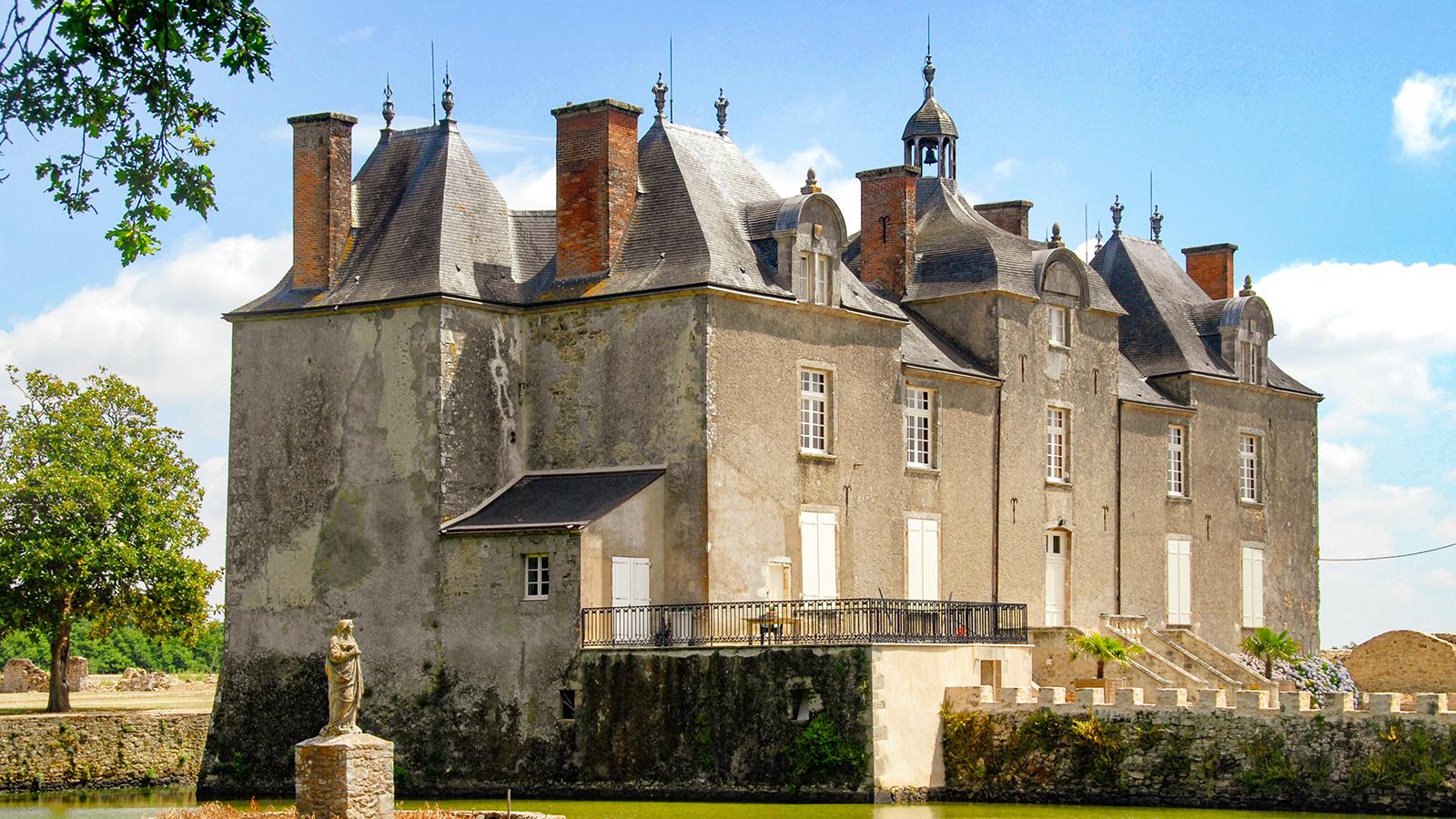 Wasser umgibt das <em>Château de Bois-Chevalier</em>. in der Vendée Foto: Hilke Maunder
