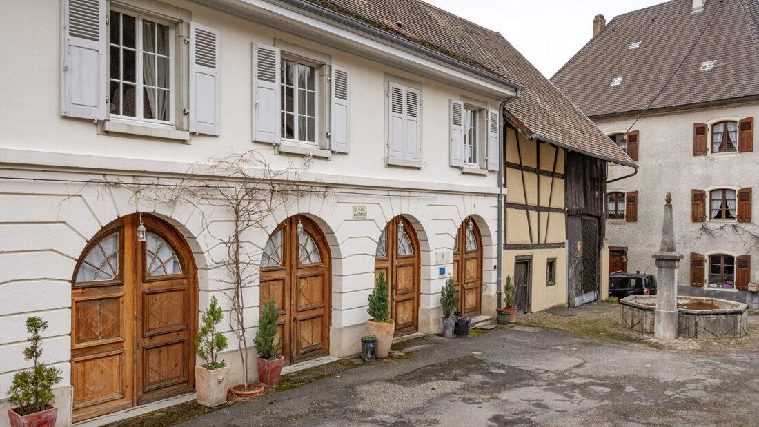 Die Rue du Château säumen die ältesten Bauten des Dorfes Ferrette. Foto: Hilke Maunder