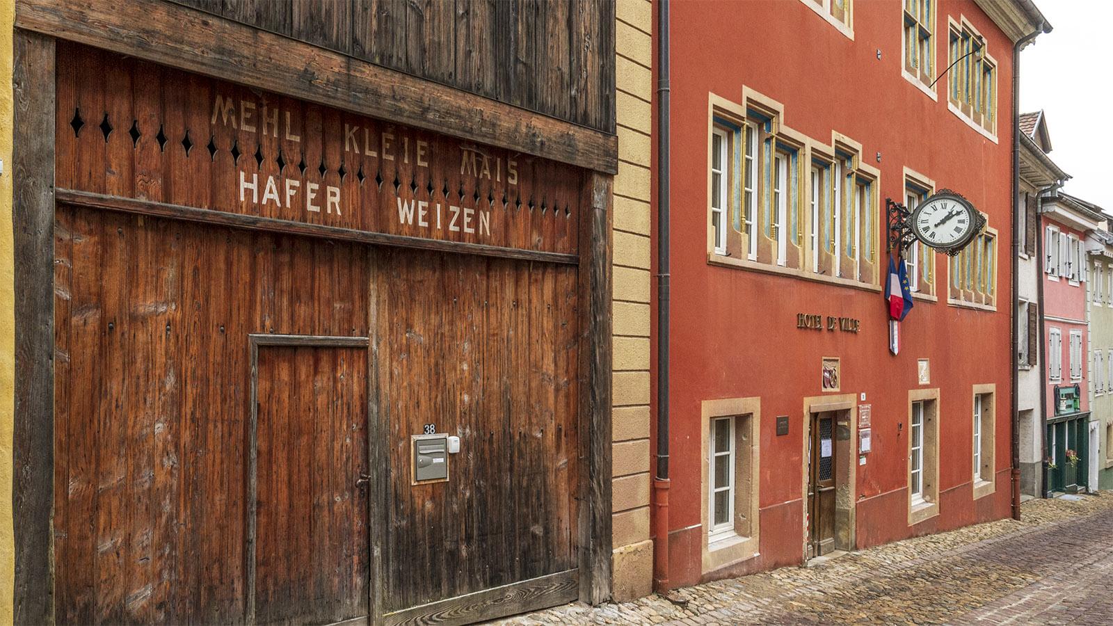Das Rathaus von Ferrette und ein Schuppen aus deutschen Zeiten. Foto: Hilke Maunder