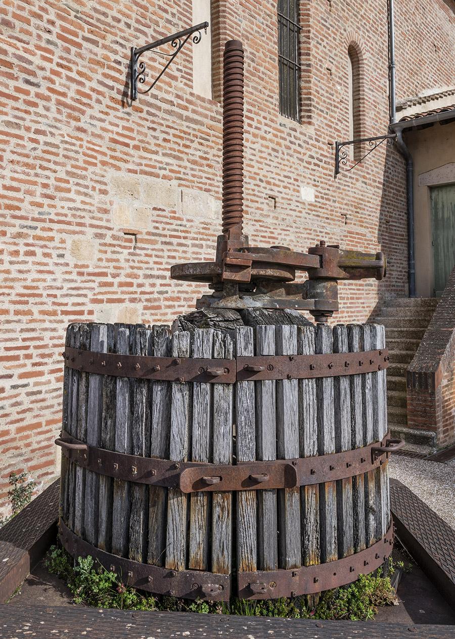 Eine alte Weinpresse der Abtei von Gaillac. Foto: Hilke Maunder