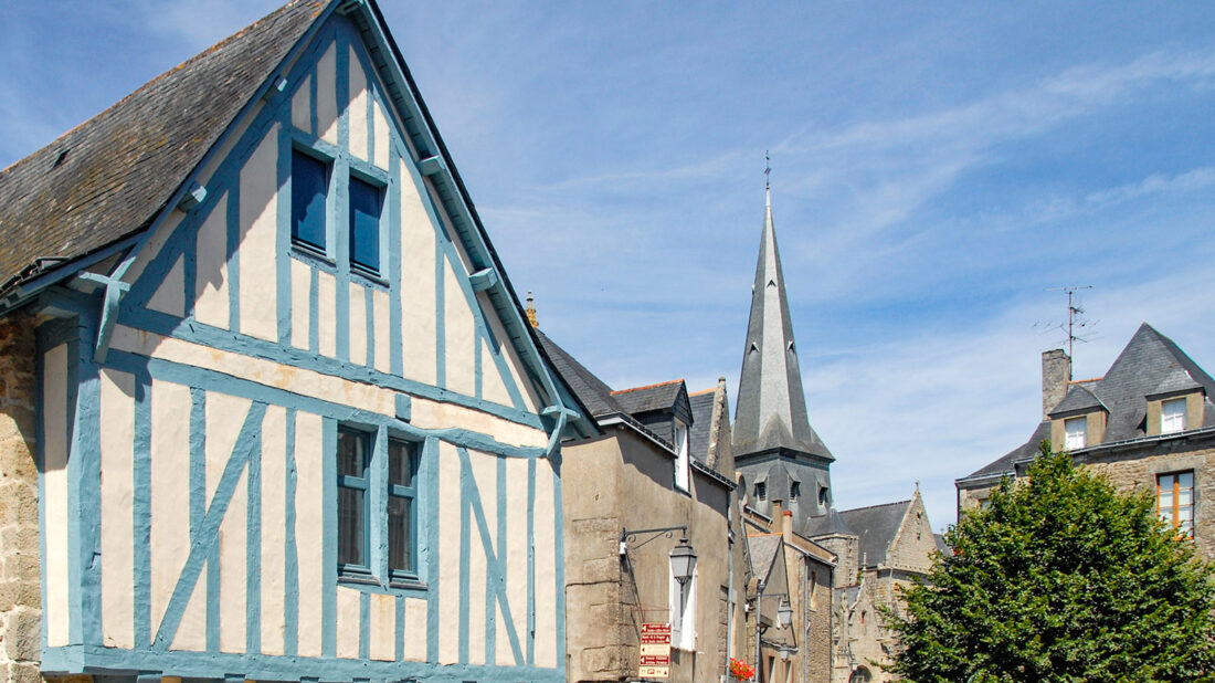 Fachwerk in Himmelsfarben, Schiefer und Granit: die typische Architektur der alten Salzstadt Guérande. Foto: Hilke Maunder