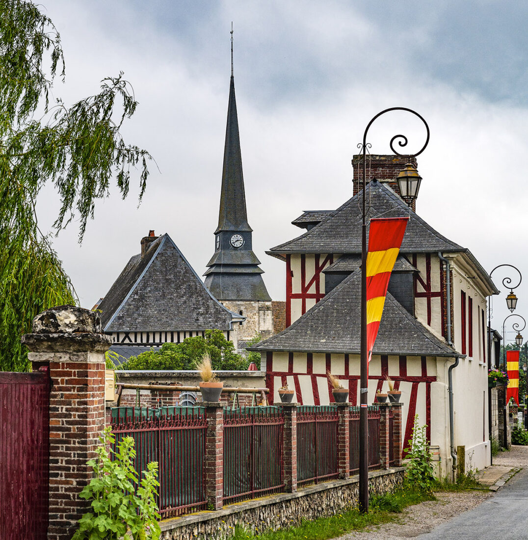 Der Blick auf Harcourt mit seiner Dorfkirche. Foto: Hilke Maunder