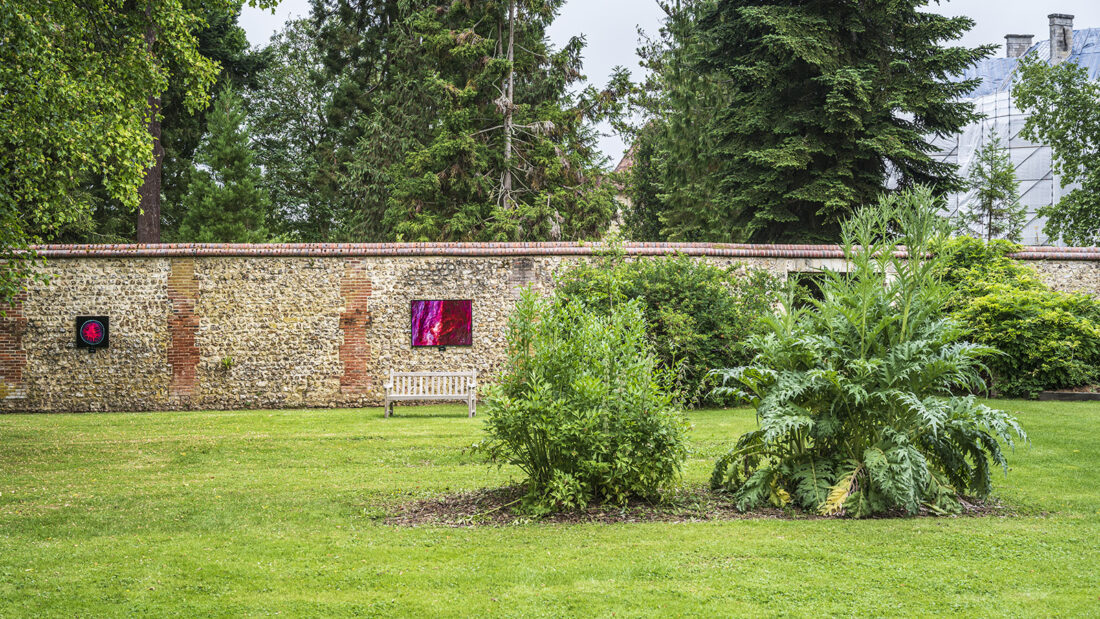 Im Jardin clos des Schlosses wird im Sommer Kunst gezeigt. Foto: Hilke Maunder