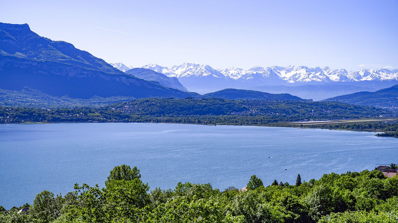 Der Lac du Bourget mit der Startbahn des Flughafens Chambéry. Foto: Hilke Maunder