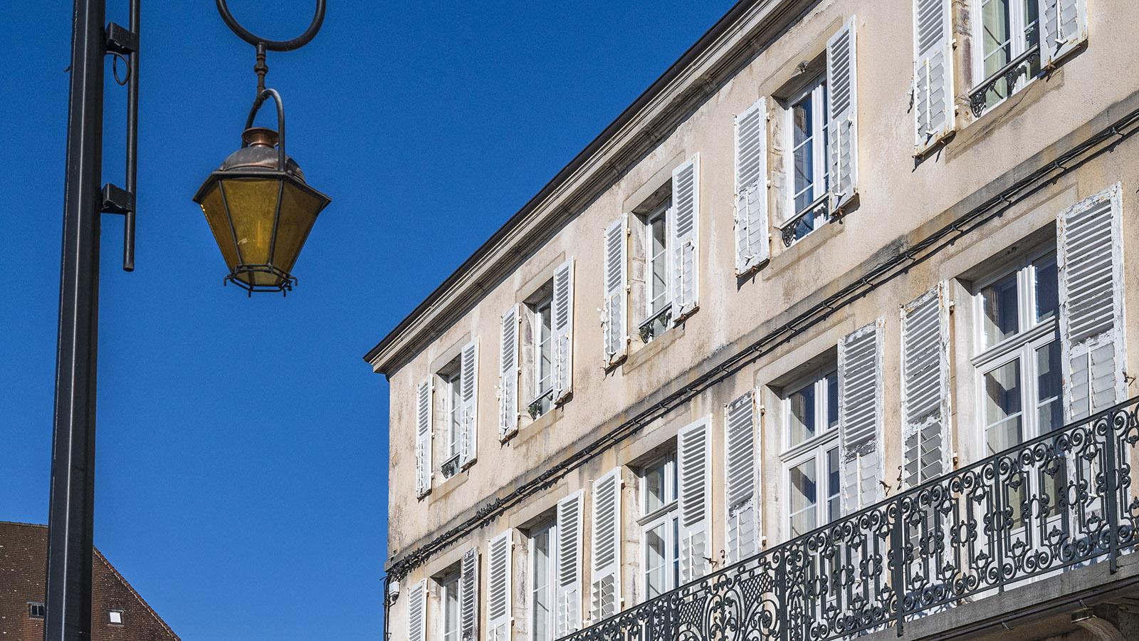 Eine schmucke Fassade an der Place Perraud von Lons-le-Saunier. Foto: Hilke Maunder