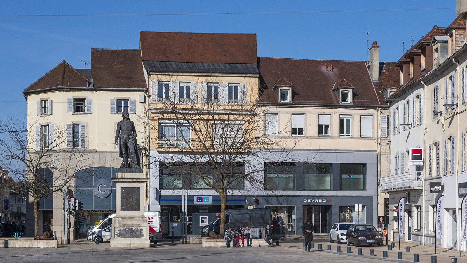 Die Statue von General Lecourbe auf der <em>Place de la Liberté</em>. Foto: Hilke Maunder