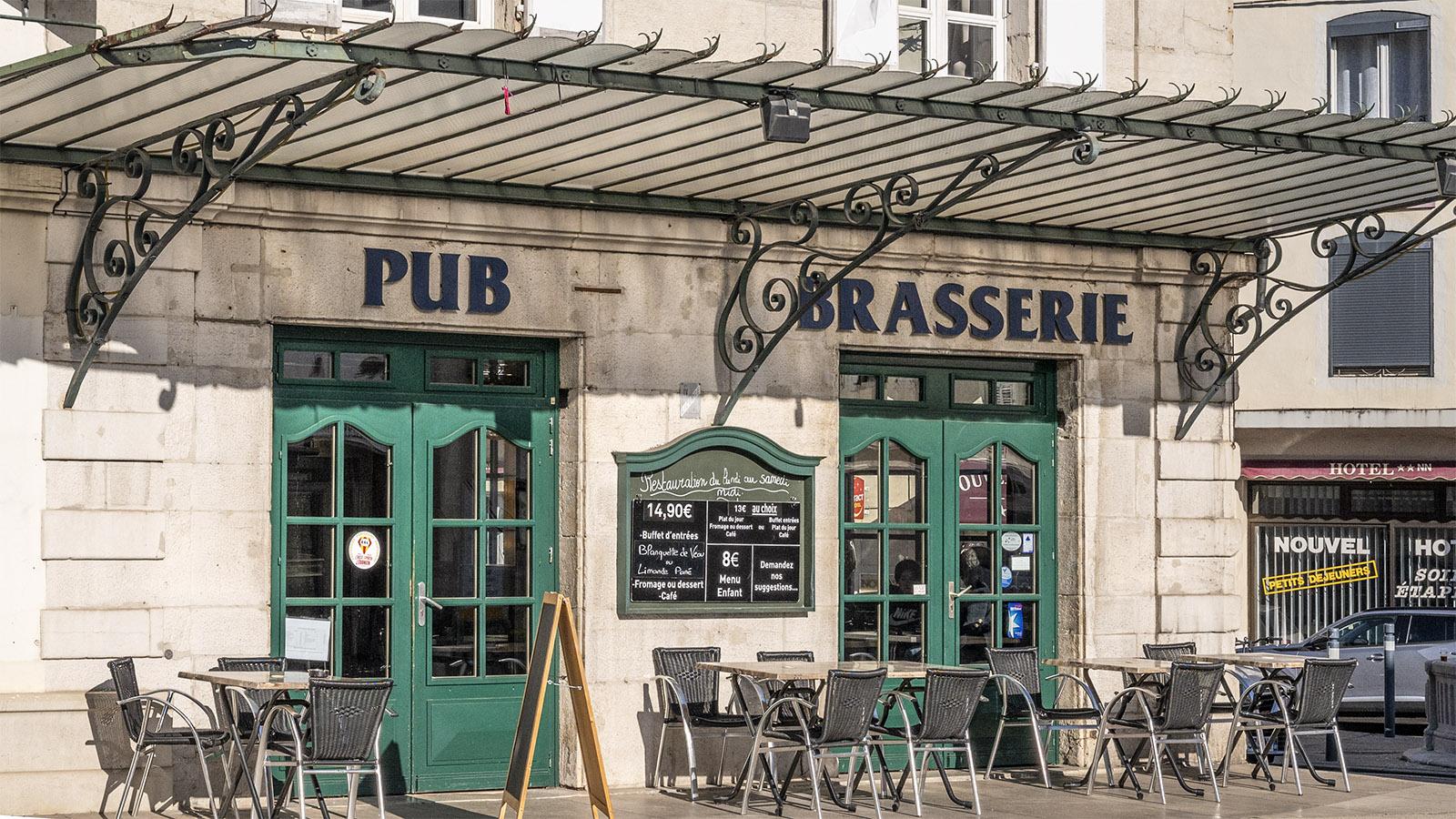 Eine der vielen charmanten Brasserien und Bars von Lons-le-Saunier. Foto: Hilke Maunder