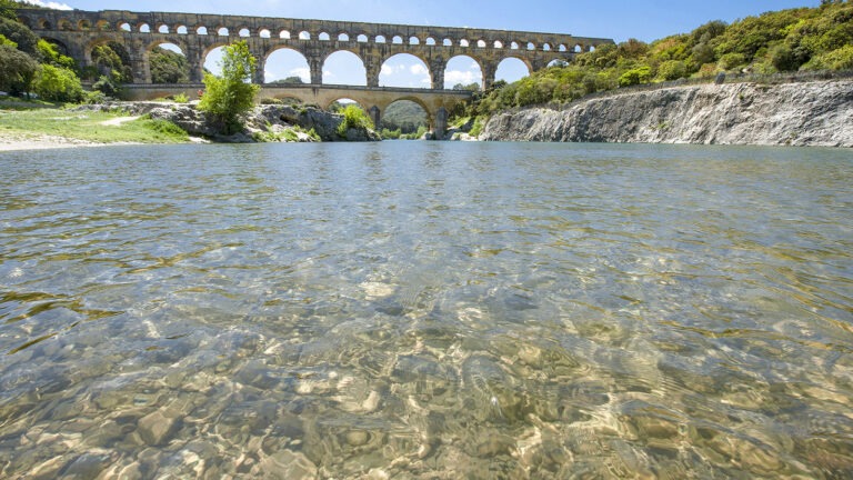 Glasklar sind die flachen Fluten des Gardon am Pont du Gard. Foto: Hilke Maunder
