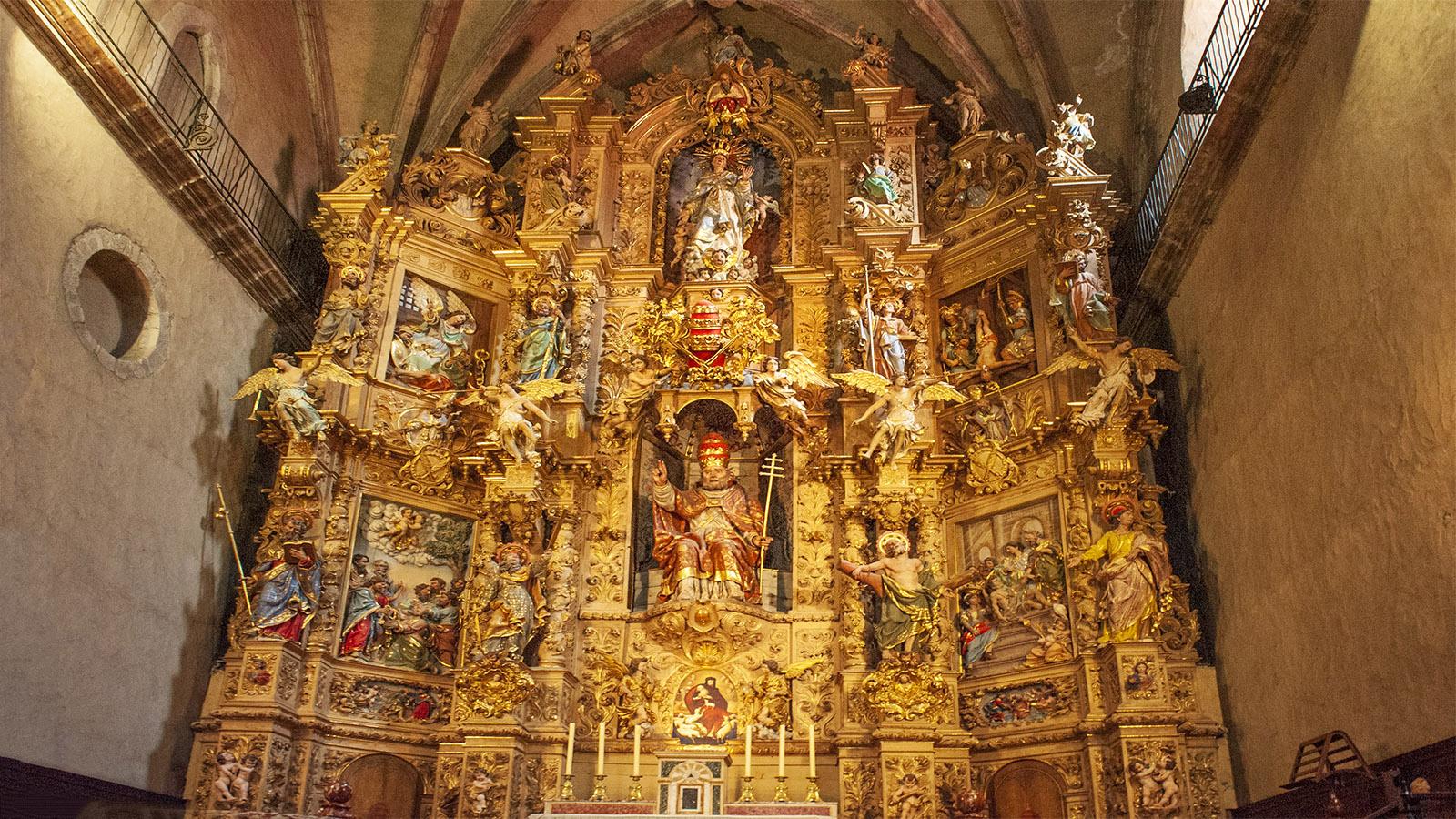 Er ist der wertvollste Schatz von Prades: Der Barockalter der <em>église Saint-Pierre</em> ist komplett mit Blattgold geschmückt. Foto: Hilke Maunder