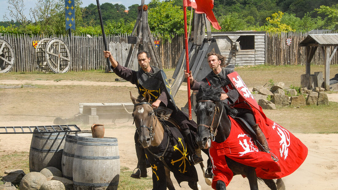 Ritter kämpfen mit Lanzen und Schwertern gegeneinander. Foto: Hilke Maunder