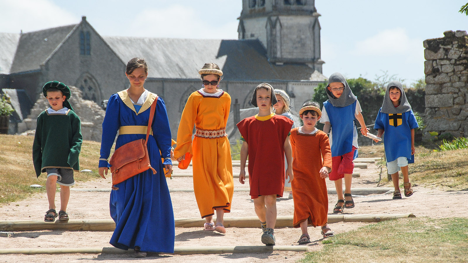 Kinder können im Sommer auf dem Château de Tiffauges hautnah eine Zeitreise ins Mittelalter erleben. Foto: Hilke Maunder