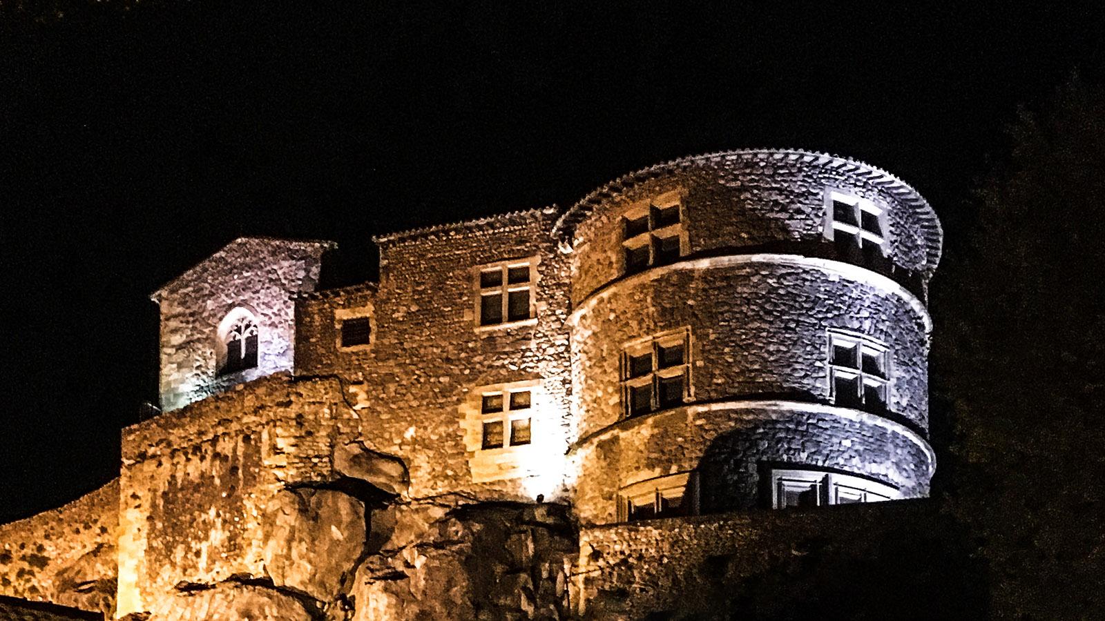 Die Burg von Tournon wird nachts angestrahlt. Foto: Hilke Maunder