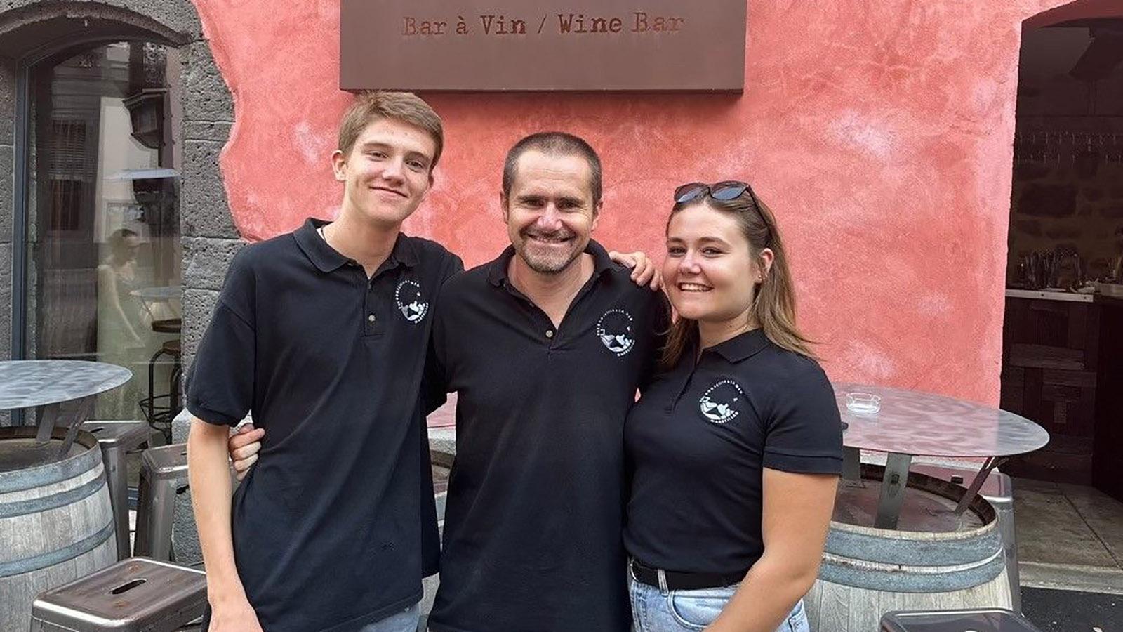 David Chauderlier und seine Kinder Emeline und Clément vor der Weinbar (Foto: privat)