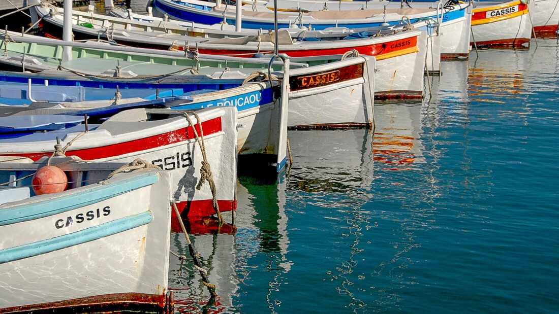 Wunderschön: die traditionellen pointu-Fischerboote im Hafen