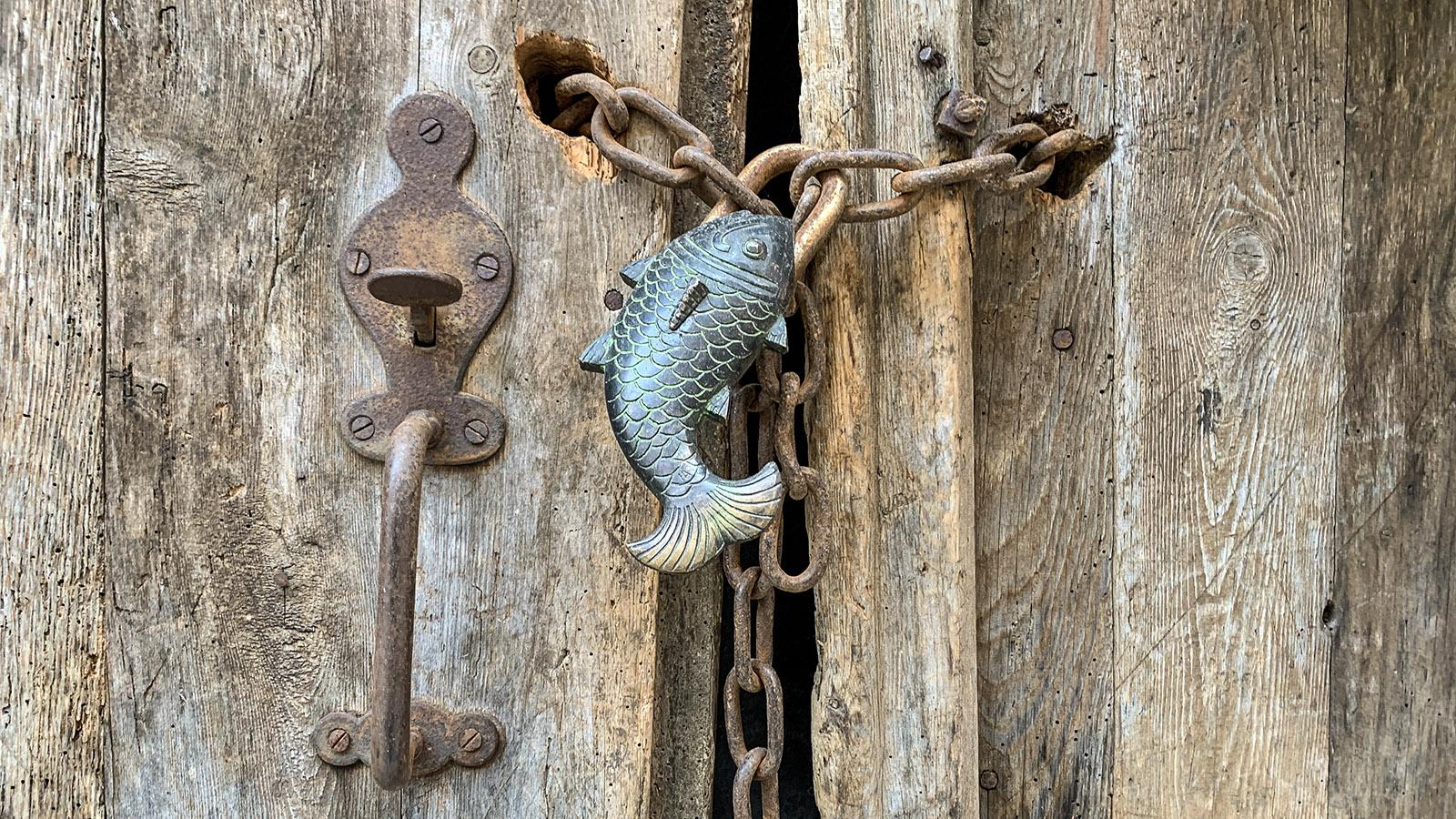Ungewöhnlich: ein Fisch als Türschloss mitten auf dem Lande in Cucugnan. Foto: Hilke Maunder