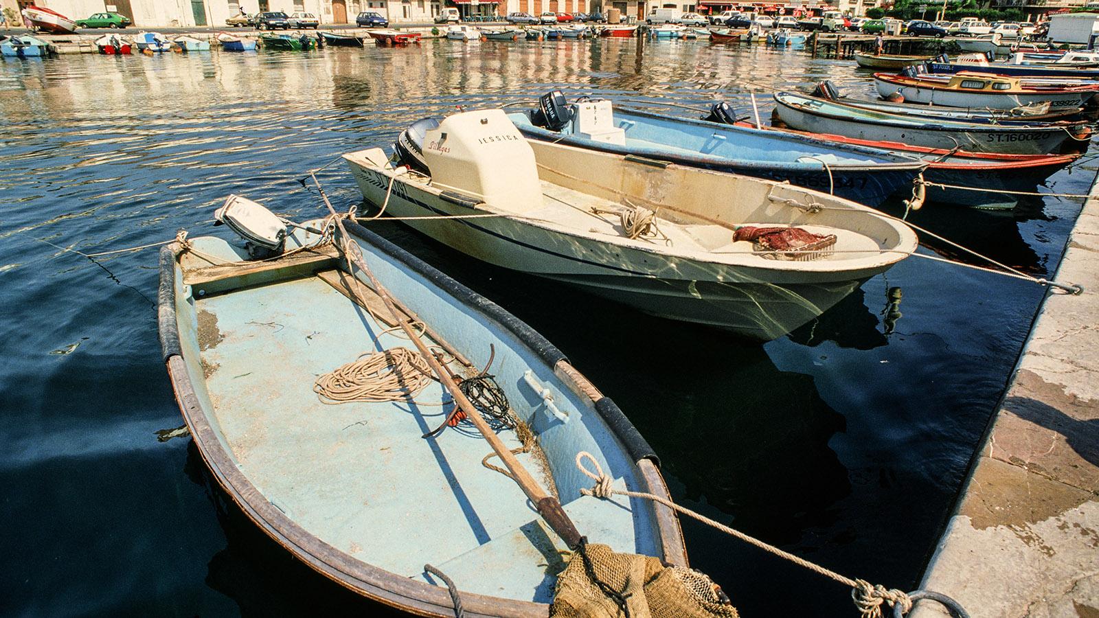 Dicht an dicht sind im Hafen von Mèze die Boote der Austernfischer vertäut. Foto: Hilke Maunder