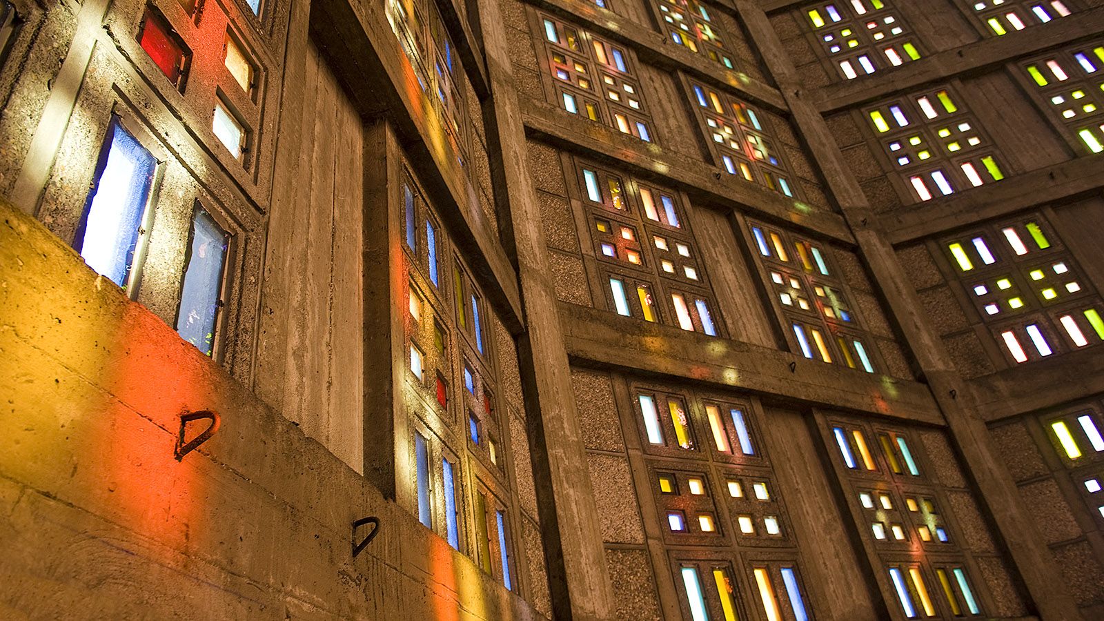 Die Glasfenster von Marguerite Huré in der <em>Église Saint-Joseph</em>. Foto: Hilke Maunder 
