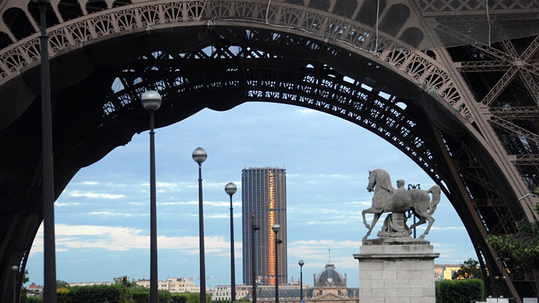 Der Blick durch die Basis des Eiffelturms auf die Tour Montparnasse. Foto: Hilke Maunder