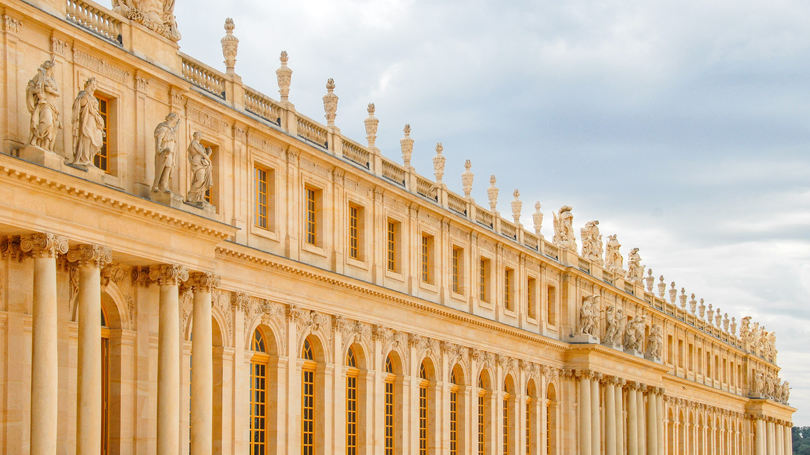 Der Südflügel zur Gartenseite des Château de Versailles. Foto: Hilke Maunder