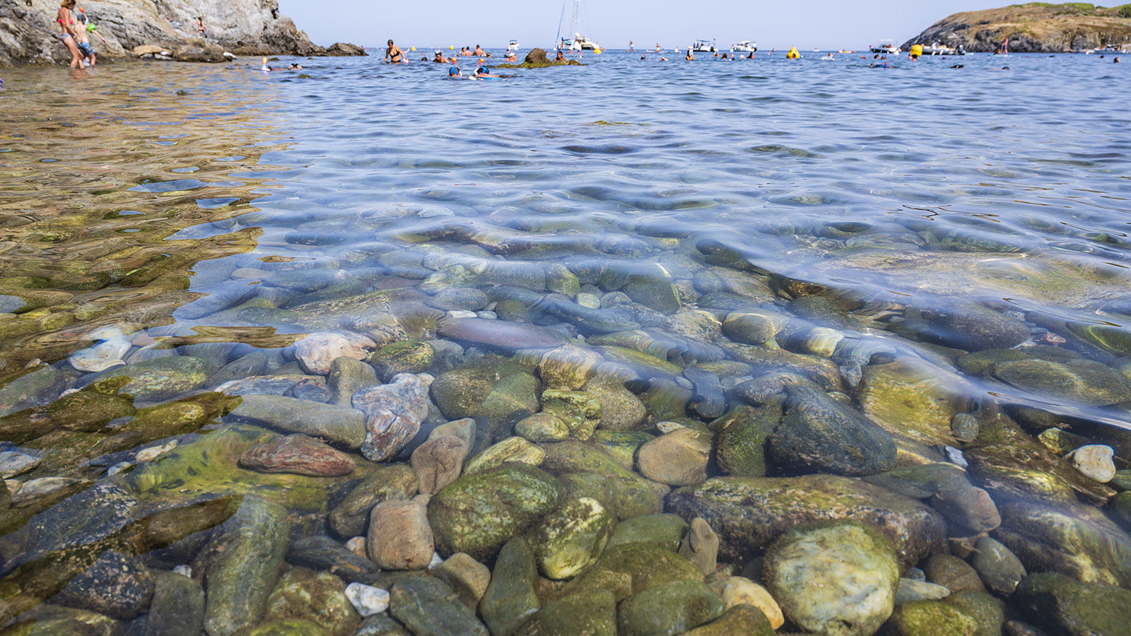 Glasklar ist das Wasser der Plage de Peyrefite. Die Fische kommen bis an den Strand! Foto: Hilke Maunder
