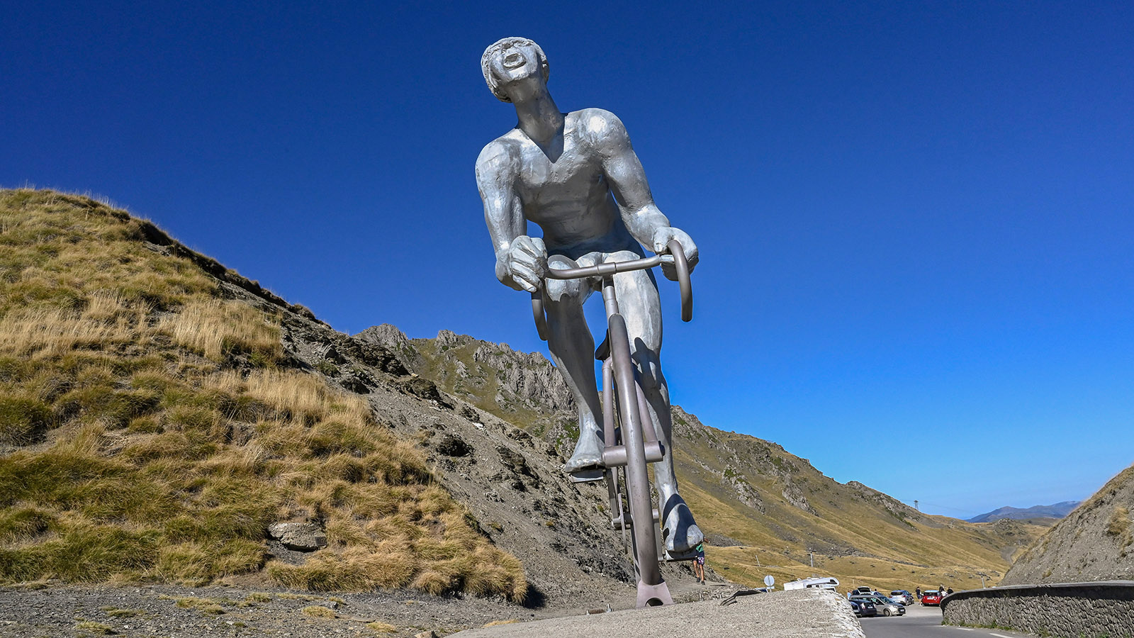 Die berühmte Radrennfahrer-Skulptur am Col du Tourmalet. Foto: Hilke Maunder