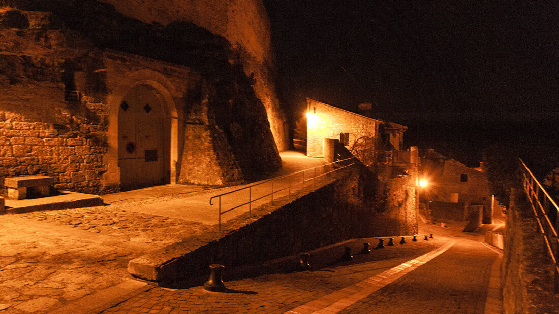 Der Aufgang zum Schloss bei Nacht. Foto: Hilke Maunder