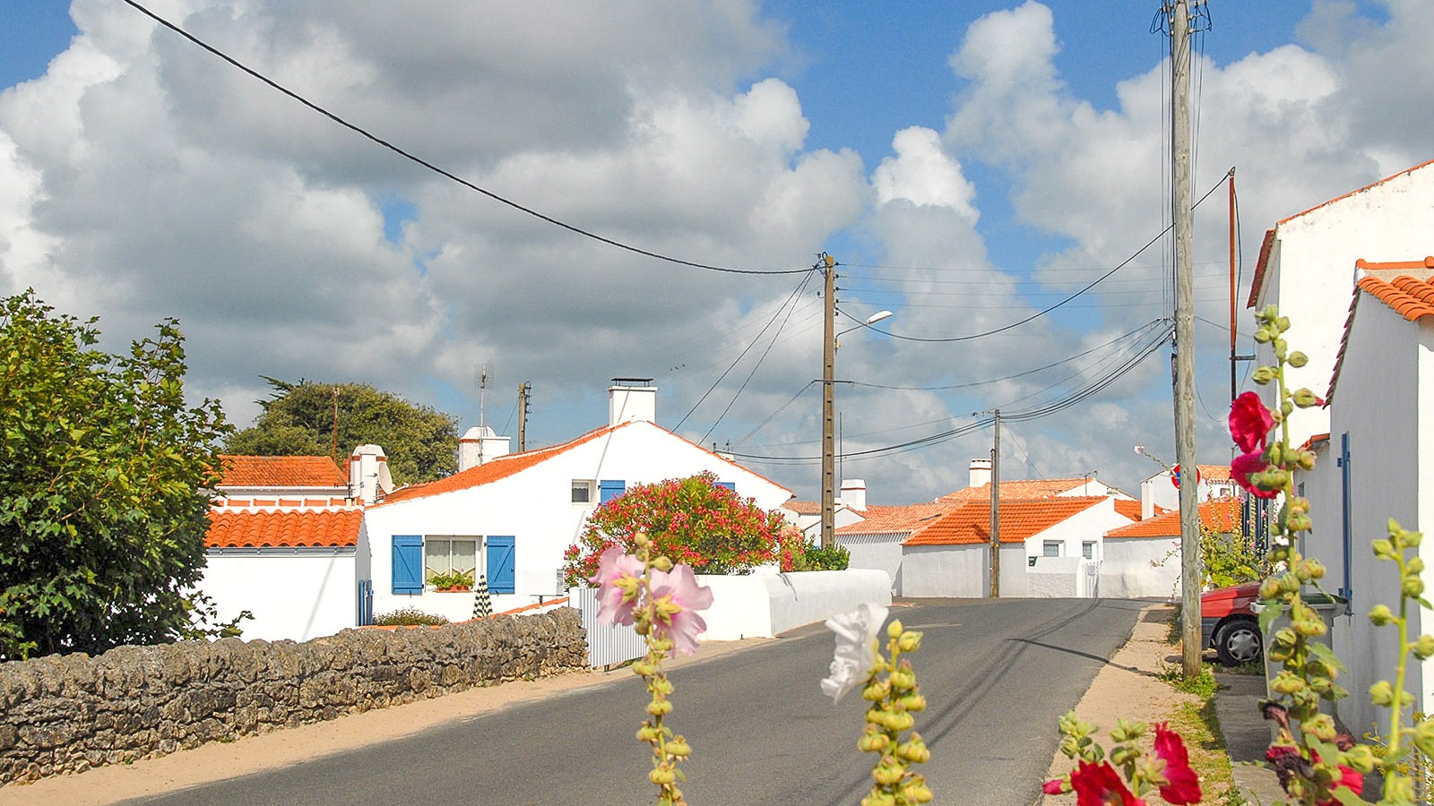 'Épine: Ist das Dorf mit seinen weißgekalkten Häusern, blauen Fensterläden, roten Dächern und Stockrosen am Wegesrand nicht wunderschön? Foto: Hilke Maunder