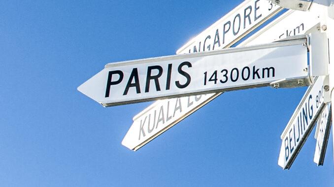 Im westaustralischen Busselton weist dieses Schild den Weg nach Paris. Foto: Hilke Maunder