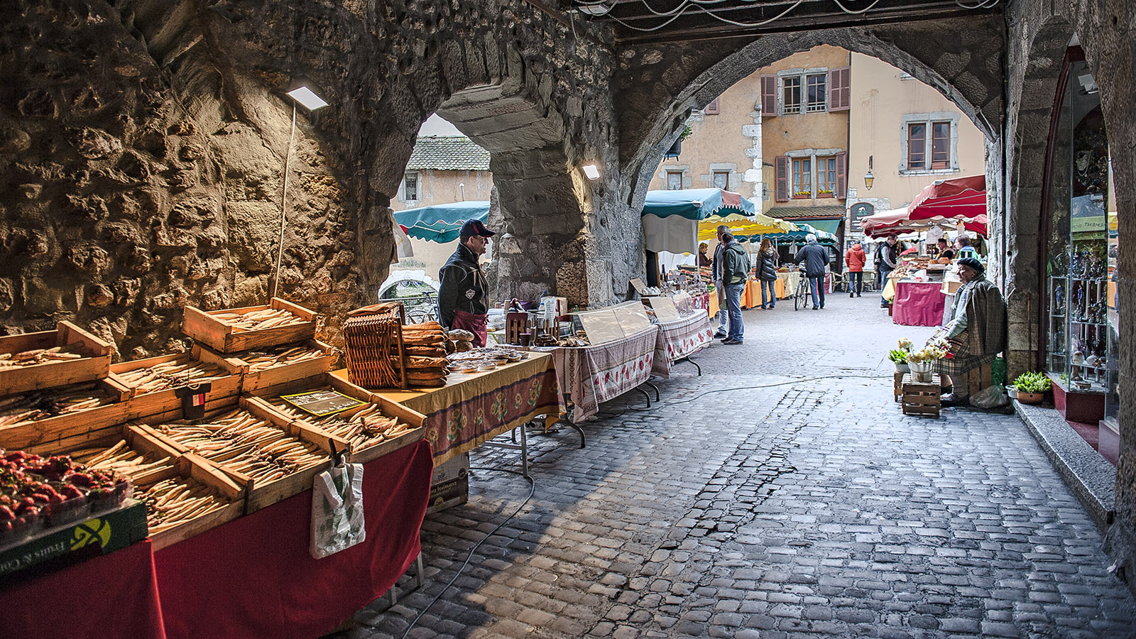 Jeden Sonntag ist Markt in der Altstadt von Annecy. Foto: Hilke Maunder