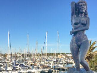 Der Hafen von Canet-en-Roussillon mit seiner berühmten Skulptur. Foto: Hilke Maunder