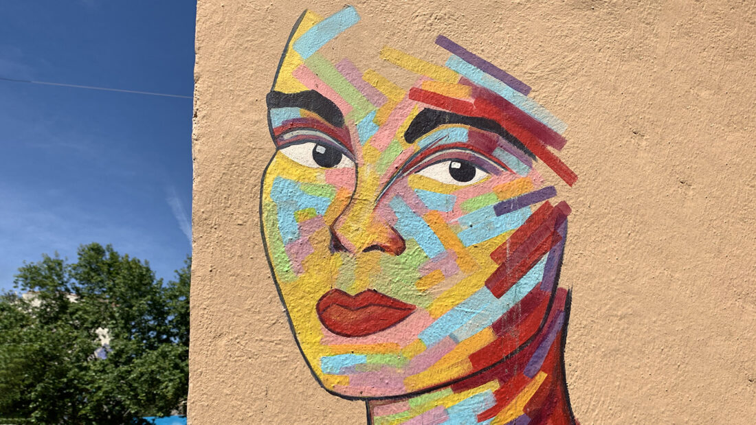 So bunt, vielfarbig und ausdrucksstark wie dieses Wandbild einer Frau ist auch das Viertel Le Planier, wo es eine Fassade ziert. Foto: Hilke Maunder