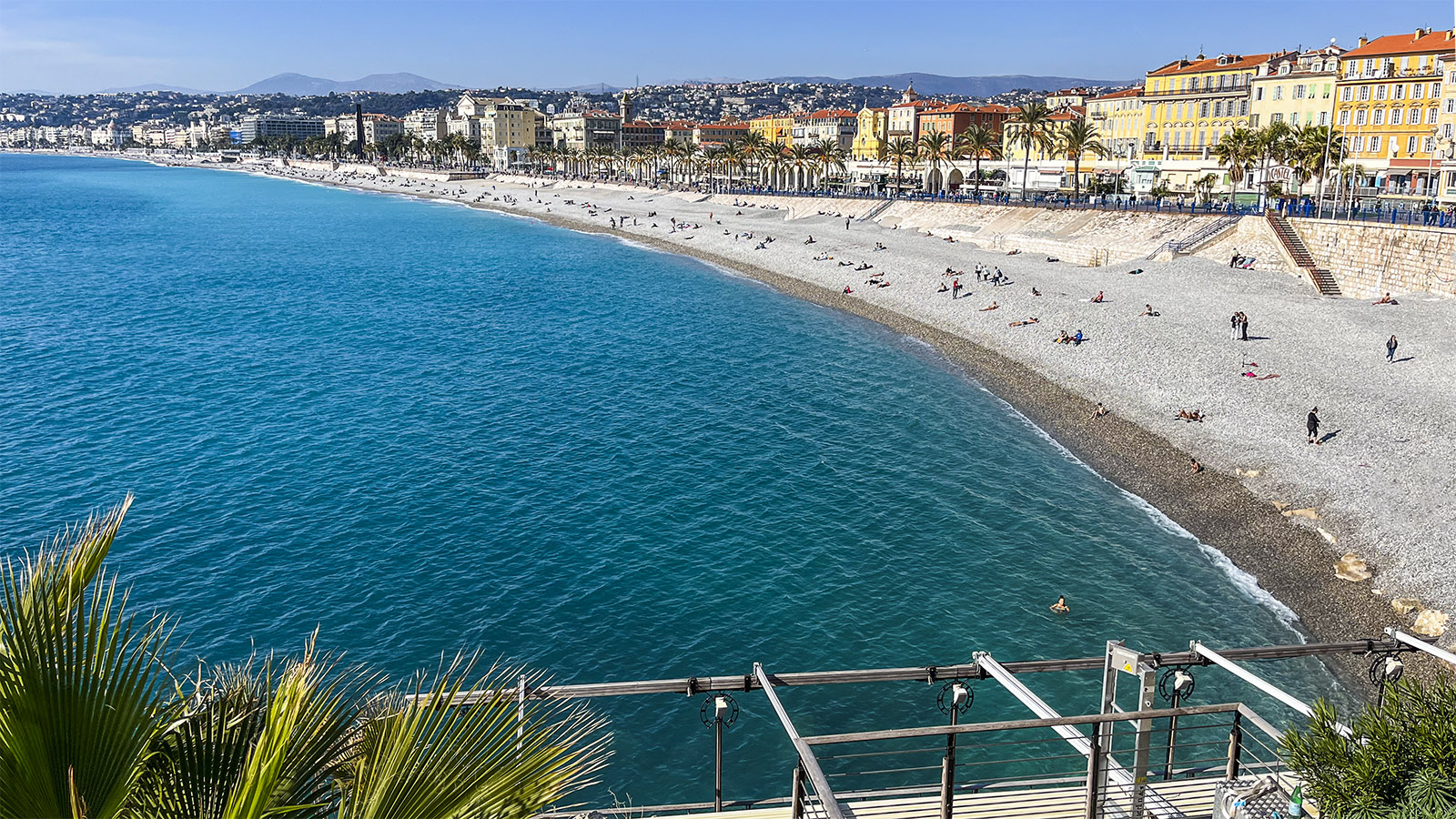 Die schönsten Aussichtspunkte von Nizza: Der Blick von der Badestelle der Polizei auf die Engelsbucht von Nizza. Foto: Hilke Maunder