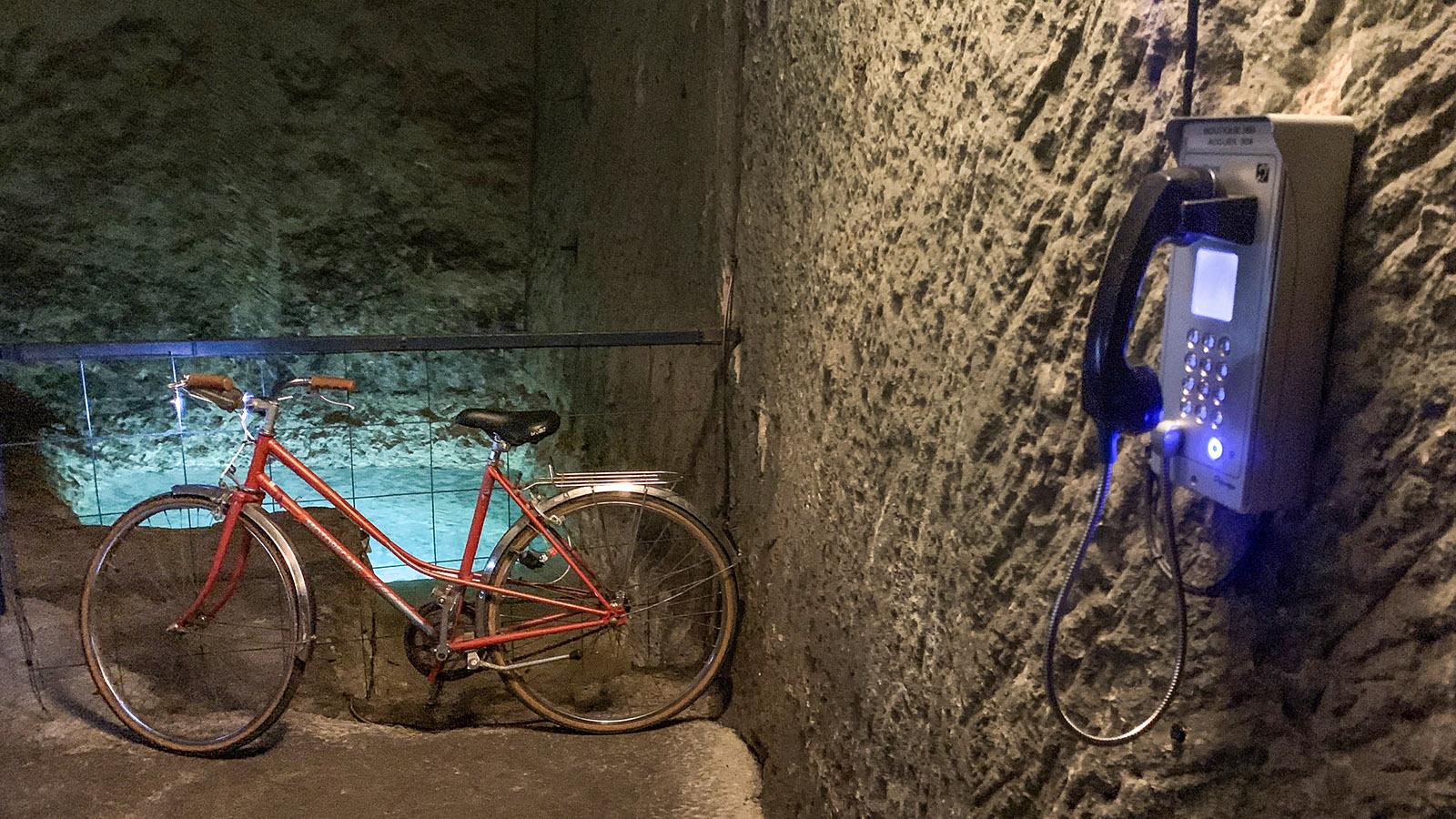 Die Keller-Quelle von Bouvet-Ladubay. Für Sicherheit bei der Radtour sorgt ein Notfall-Telefon. Foto: Hilke Maunder