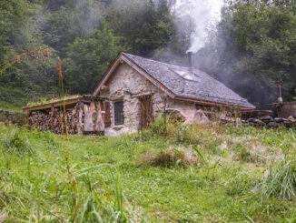 Eine echte Schäferhütte als Unterkunft auf der Alm: In den Pyrenäen verwandelten Marie und Rémy ein solches cabanot in eine urige, urgemütliche Unterkunft. Foto: Hilke Maunder
