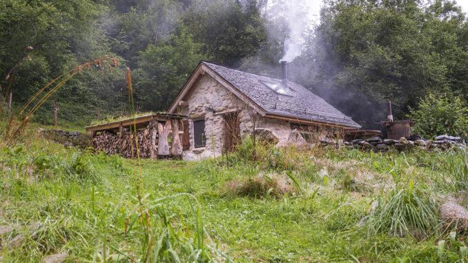Eine echte Schäferhütte als Unterkunft auf der Alm: In den Pyrenäen verwandelten Marie und Rémy ein solches cabanot in eine urige, urgemütliche Unterkunft. Foto: Hilke Maunder