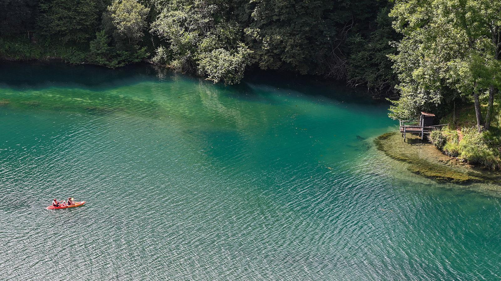 Bei schönem Wetter leuchtet der See von Castet smaragdgrün bis karibisch-blau.. Foto: Hilke Maunder