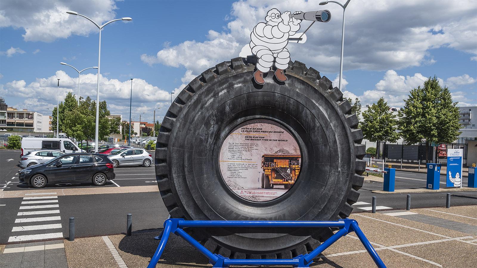 Hingucker am Parkplatz des Michelin-Museums: der weltgrößte Michelin-Reifen. Foto: Hilke Maunder